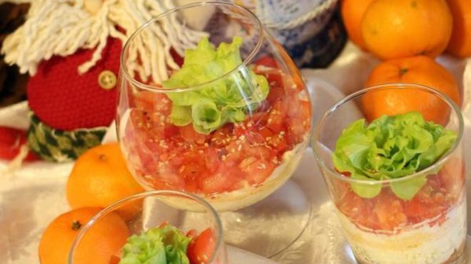 Рецепт Салат с лососем и помидорами