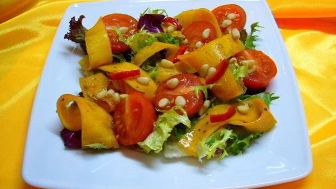 Рецепт Салат с маринованной тыквой и помидорами черри
