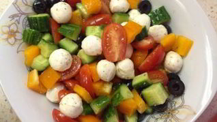 Рецепт Салат с моцареллой и маслинами