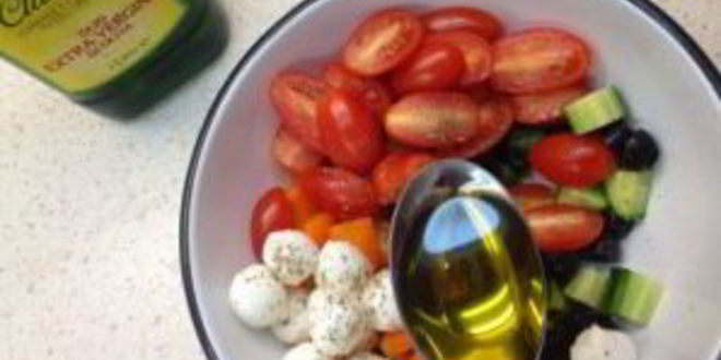 Рецепт салата с моцареллой и маслинами