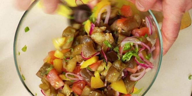 Рецепт салат с печеным баклажаном