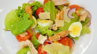 Рецепт Салат с перепелиными яйцами, помидорами и курицей