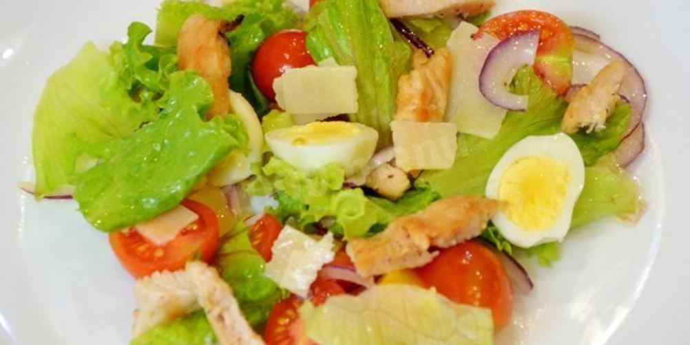 Как приготовить салат с перепелиными яйцами, помидорами и курицей