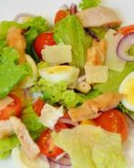 Салат с перепелиными яйцами, помидорами и курицей