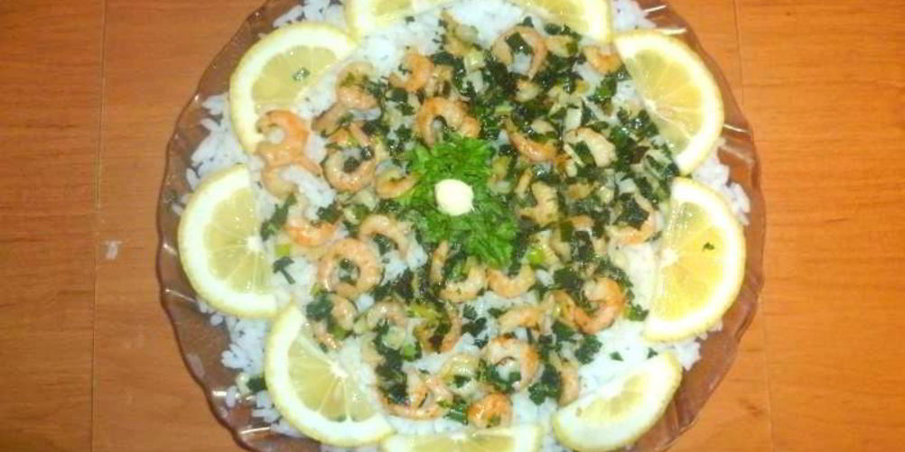 Как приготовить салат с рисом, креветками и чесноком