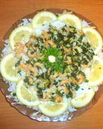 Салат с рисом, креветками и чесноком