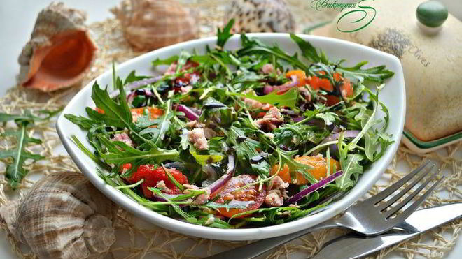 Рецепт Салат с руколой, тунцом и овощами
