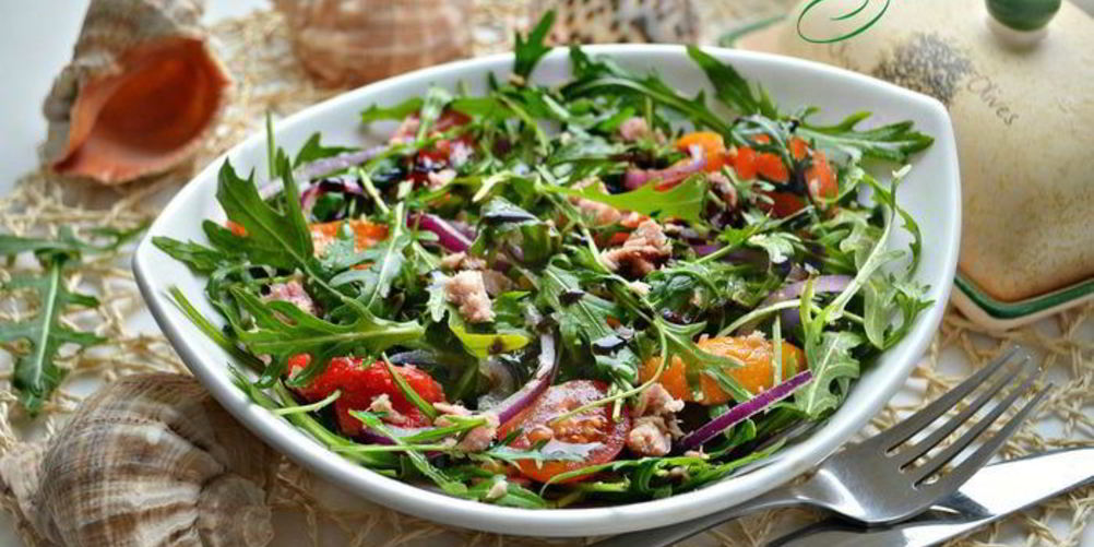 Как приготовить салат с руколой, тунцом и овощами