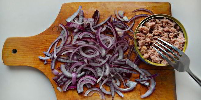 Рецепт салат с руколой, тунцом и овощами