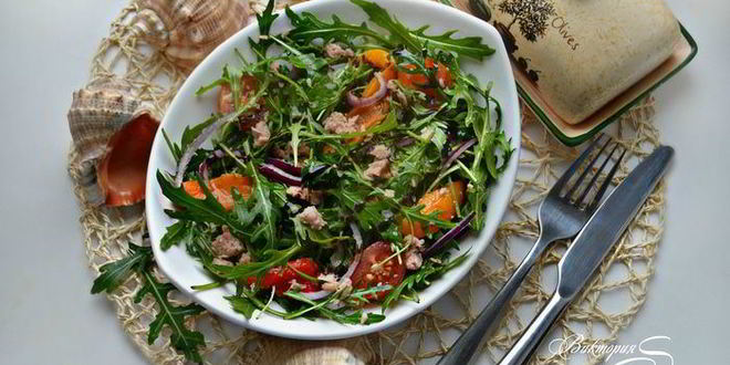 Рецепт салат с руколой, тунцом и овощами