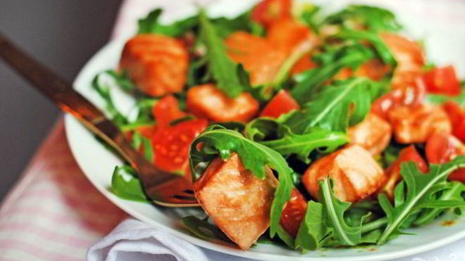 Рецепт Салат с рыбой и помидорами