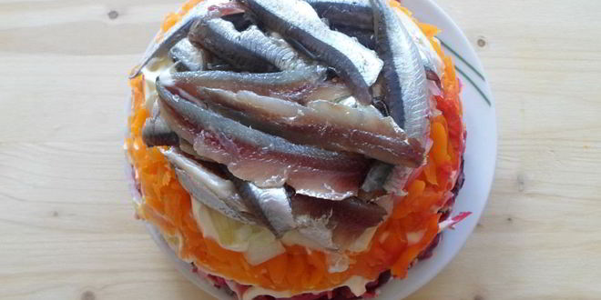 Рецепт салат с соленой рыбкой