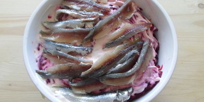 Рецепт салат с соленой рыбкой