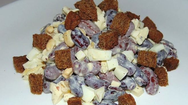 Рецепт Салат с сыром косичка и сухариками