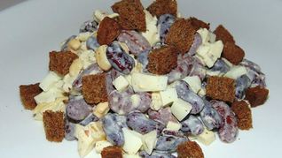 Рецепт Салат с сыром косичка и сухариками