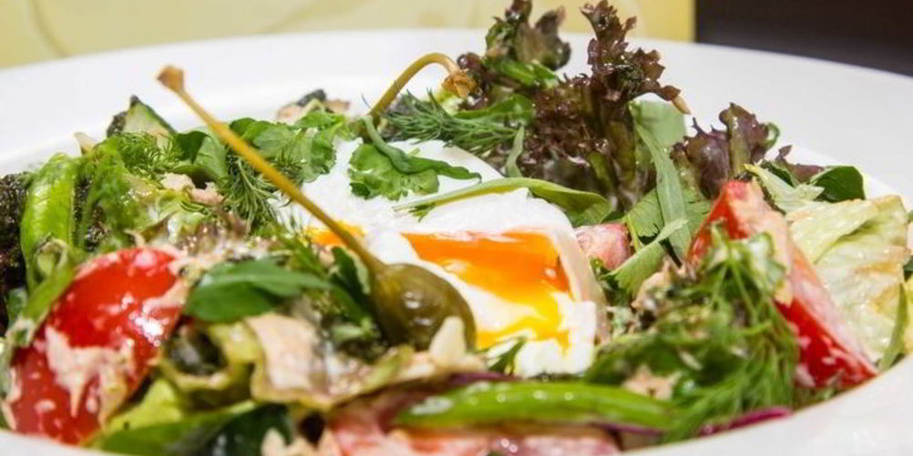 Как приготовить салат с тунцом