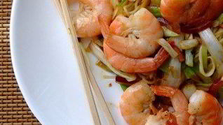 Рецепт Салат с яичной лапшой, жареными креветками, фасолью и чили