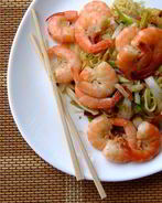 Салат с яичной лапшой, жареными креветками, фасолью и чили