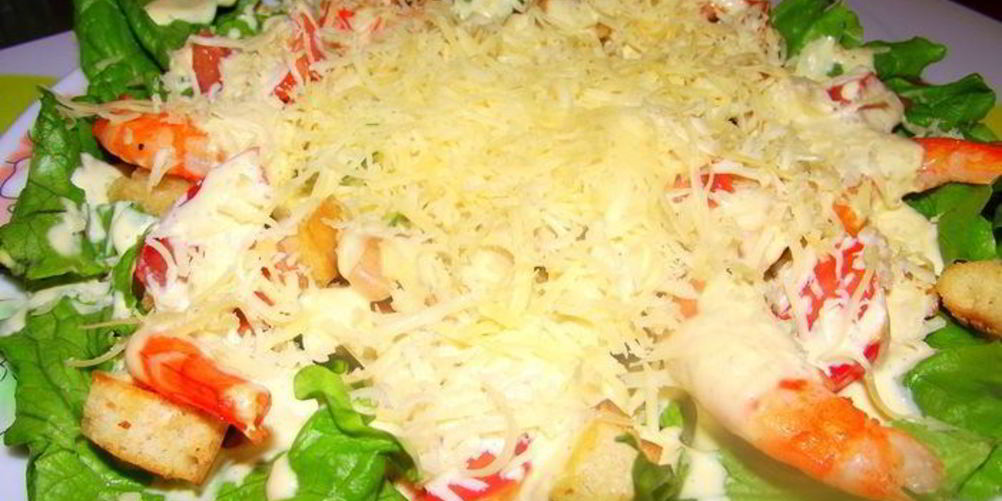 Как приготовить салат цезарь с креветками