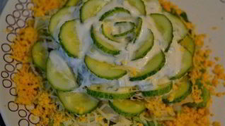 Рецепт Слоеный салат с кальмарами, грибами и сырной заправкой