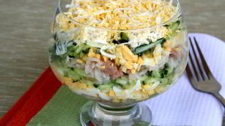 Рецепт Слоеный салат с печенью трески и рисом