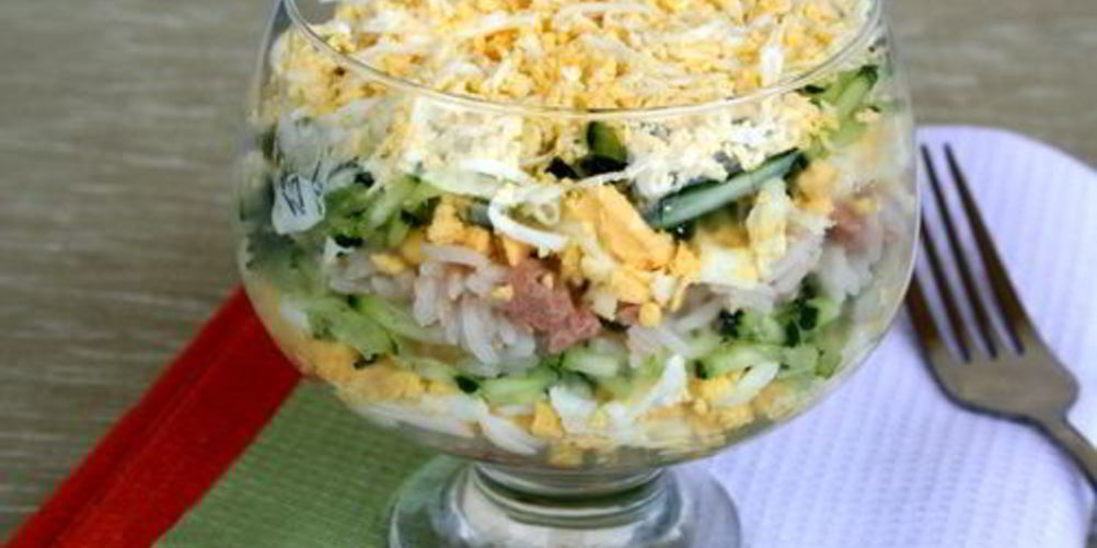 Как приготовить слоеный салат с печенью трески и рисом