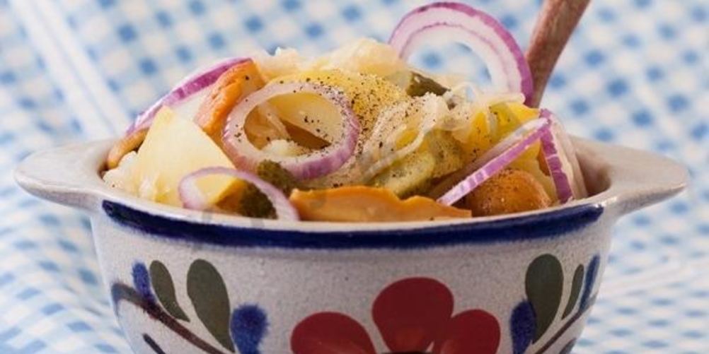 Как приготовить старинный постный салат из грибов и соленых огурцов