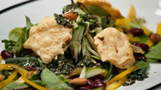 Рецепт Свежий салат с красной фасолью и сырными чипсами