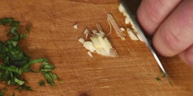 Рецепт свежий салат с красной фасолью и сырными чипсами