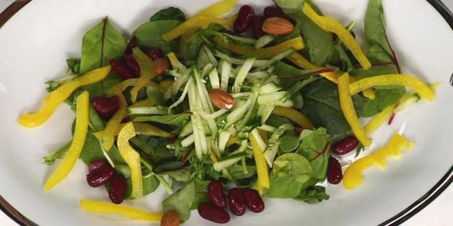 Рецепт свежий салат с красной фасолью и сырными чипсами