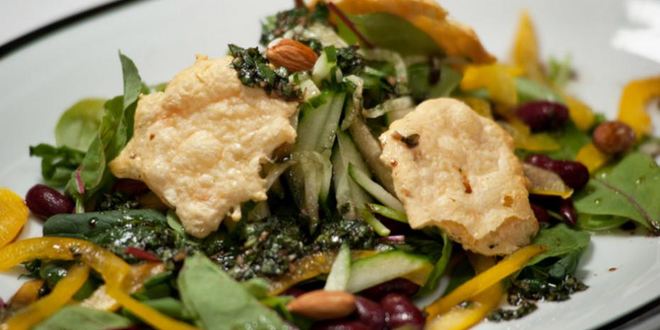 Рецепт свежий салат с красной фасолью и сырными чипсами