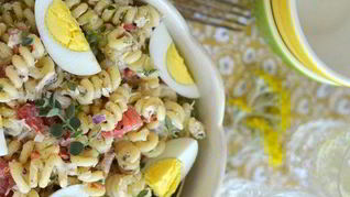 Рецепт Сытный салат с макаронами, овощами и тунцом