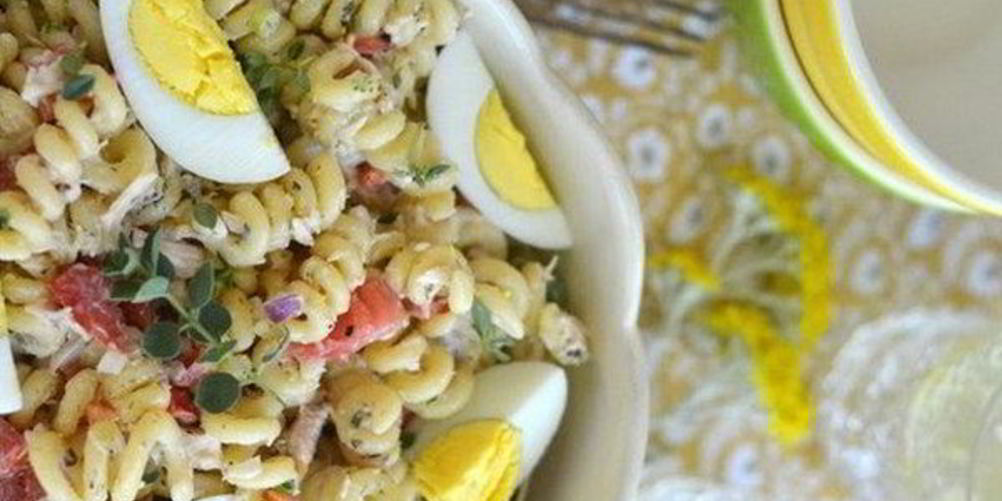 Как приготовить сытный салат с макаронами, овощами и тунцом