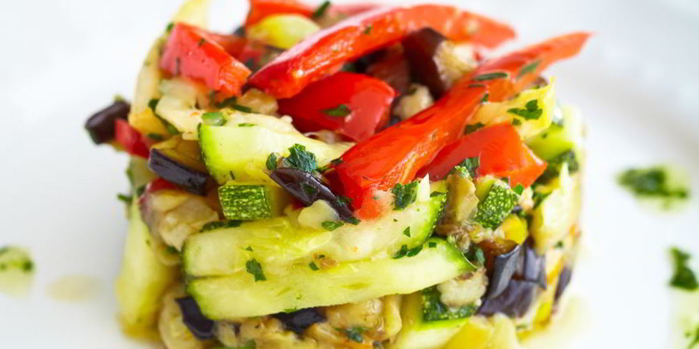 Как приготовить теплый овощной салат