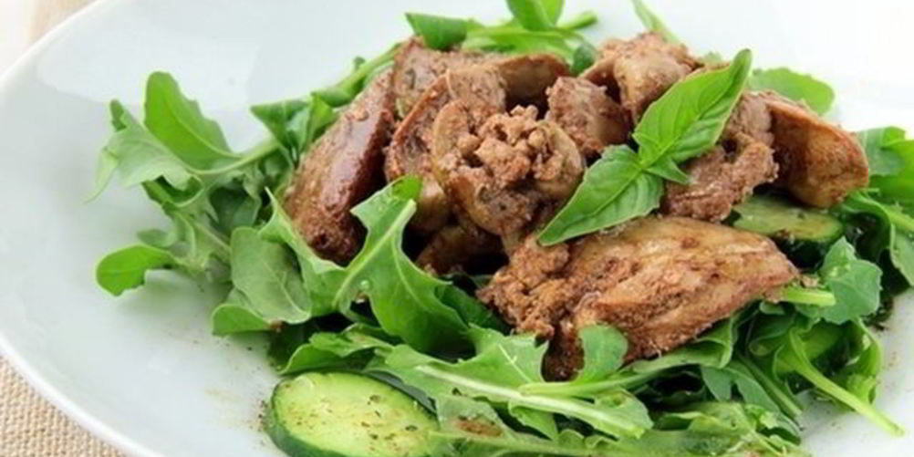 Как приготовить теплый салат из куриной печени с рукколой