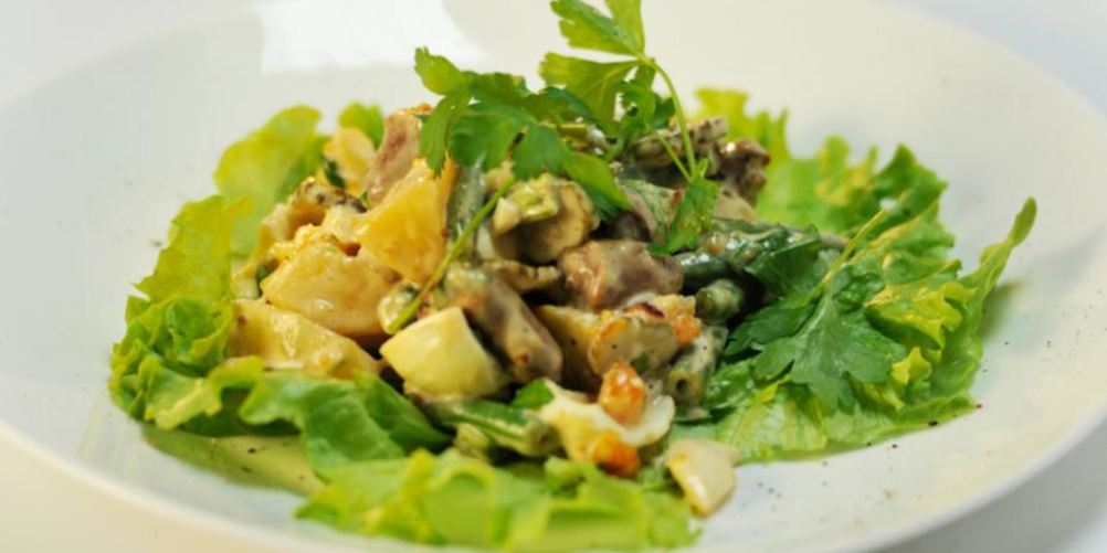 Как приготовить теплый салат с куриными сердечками