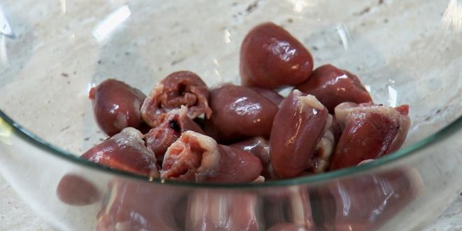 Рецепт теплый салат с куриными сердечками