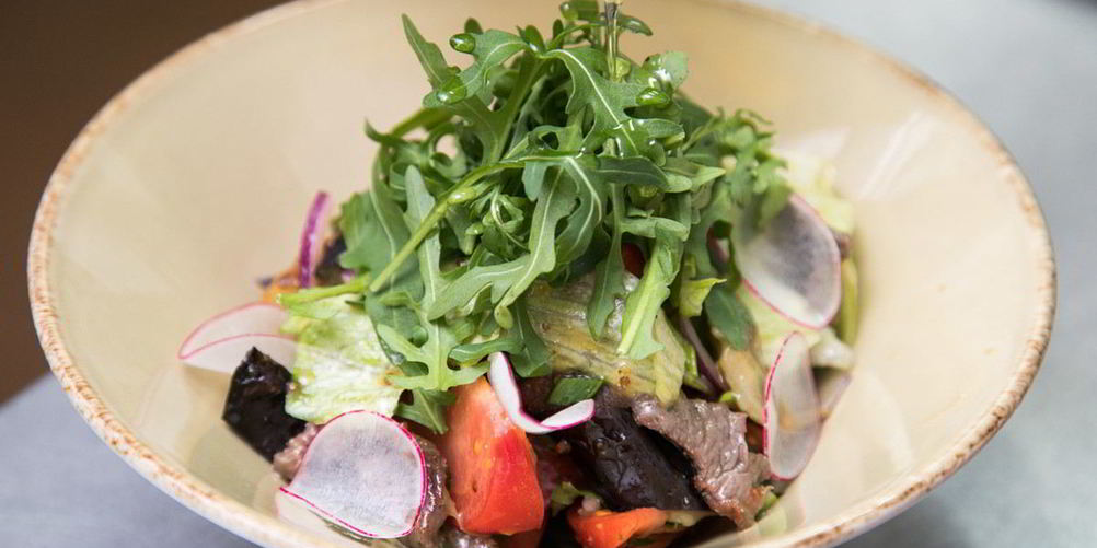 Как приготовить теплый салат с телятиной