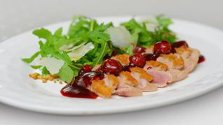 Рецепт Теплый салат с утиной грудкой, рукколой и вишневым соусом