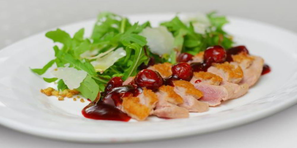 Как приготовить теплый салат с утиной грудкой, рукколой и вишневым соусом