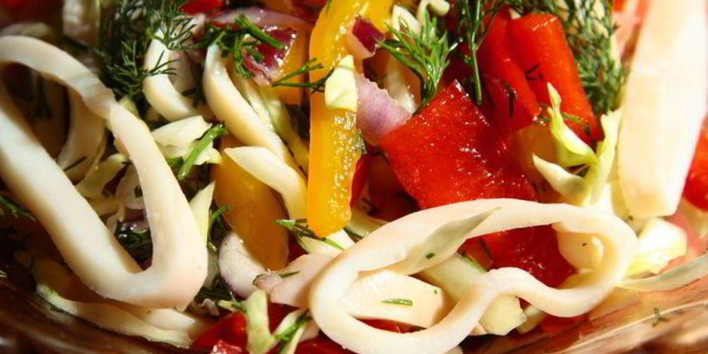 Рецепт подборка вкусных салатов с кальмарами и кукурузой