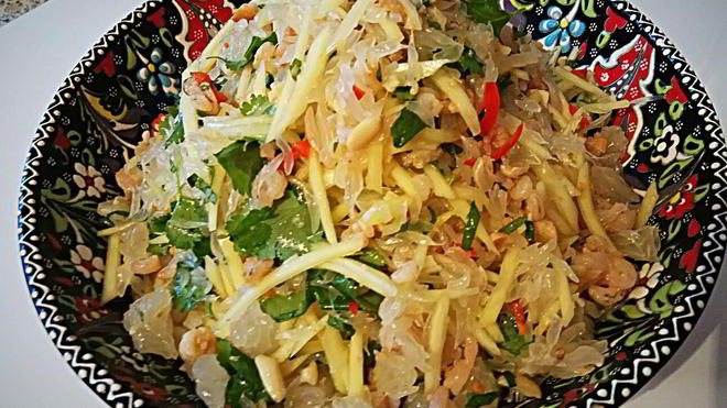 Рецепт Вьетнамский салат с зеленым манго, креветками и помело