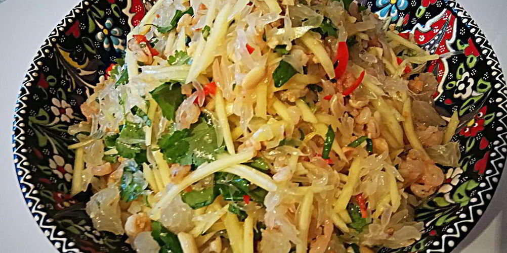 Как приготовить вьетнамский салат с зеленым манго, креветками и помело