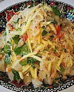 Вьетнамский салат с зеленым манго, креветками и помело