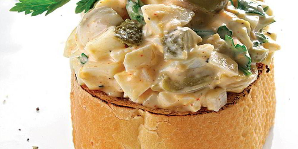 Как приготовить яичный салат с оливками и горчицей