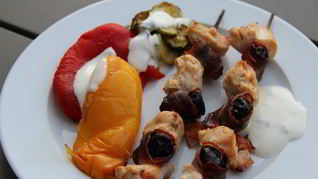 Рецепт Куриные шашлычки с беконом и черносливом