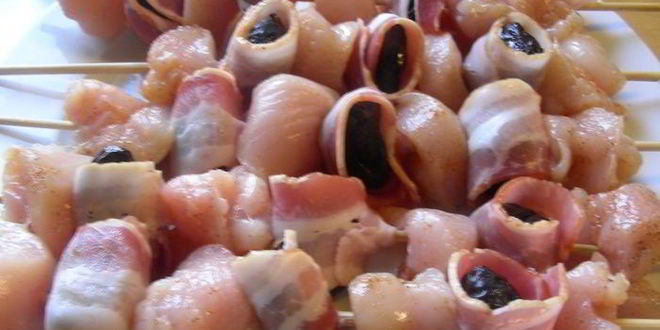 Рецепт куриные шашлычки с беконом и черносливом