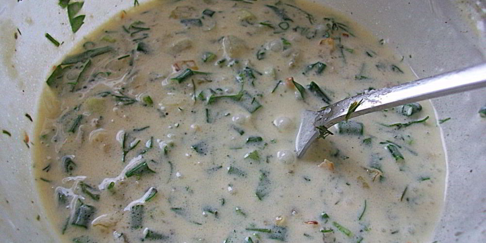 Как приготовить сливочный соус из сметаны, лука, чеснока и зелени