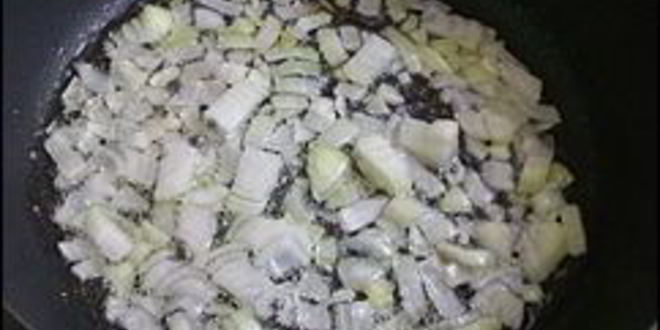 Рецепт сливочный соус из сметаны, лука, чеснока и зелени