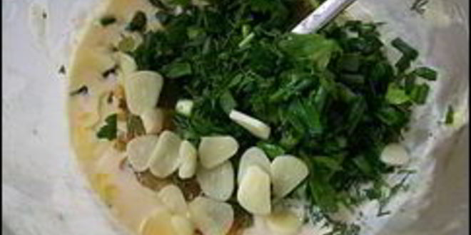 Рецепт сливочный соус из сметаны, лука, чеснока и зелени